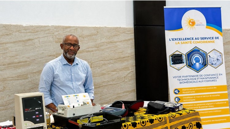 Le fondateur de Shams Médical présente des équipements biomédicaux sur un stand professionnel